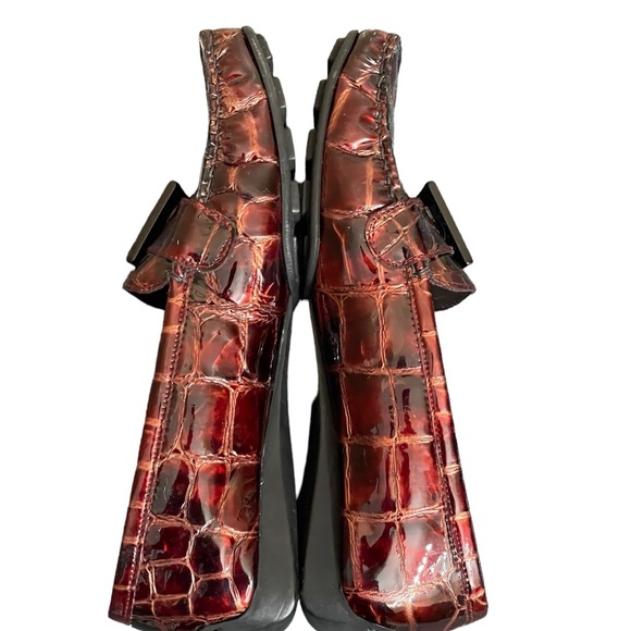 STUART WEITZMAN Maroon Leather
Crocodile Embossed Loafers with Buckle. Size 5.5M - Picture 5 of 13